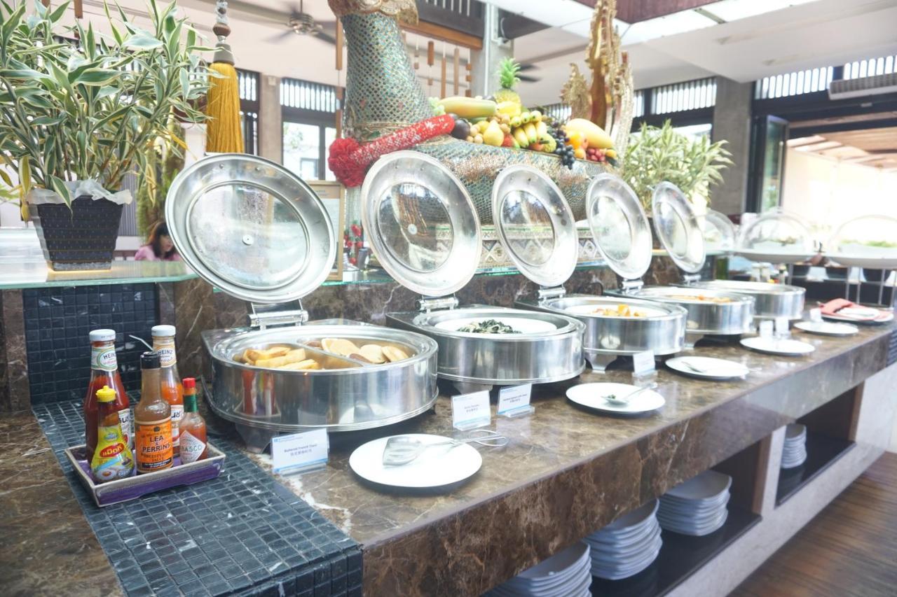 Wyndham Sea Pearl Resort, Phuket Patong Bagian luar foto A buffet at a hotel